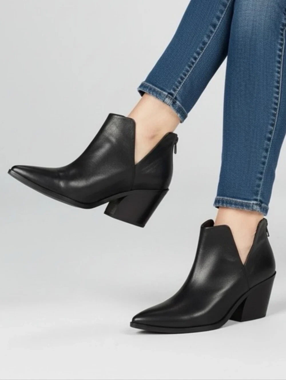 Vince Camuto Gigietta Black Leather Pointed Toe Booties Size 9.5